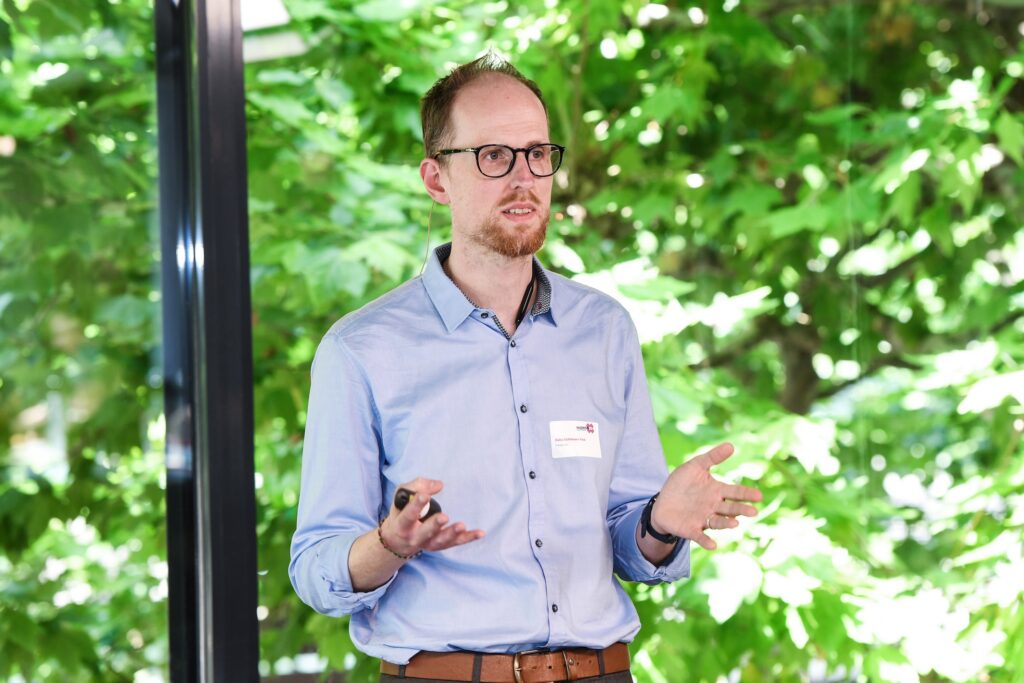 Portrait-Foto von Felix Sühlmann-Faul bei einem Vortrag.