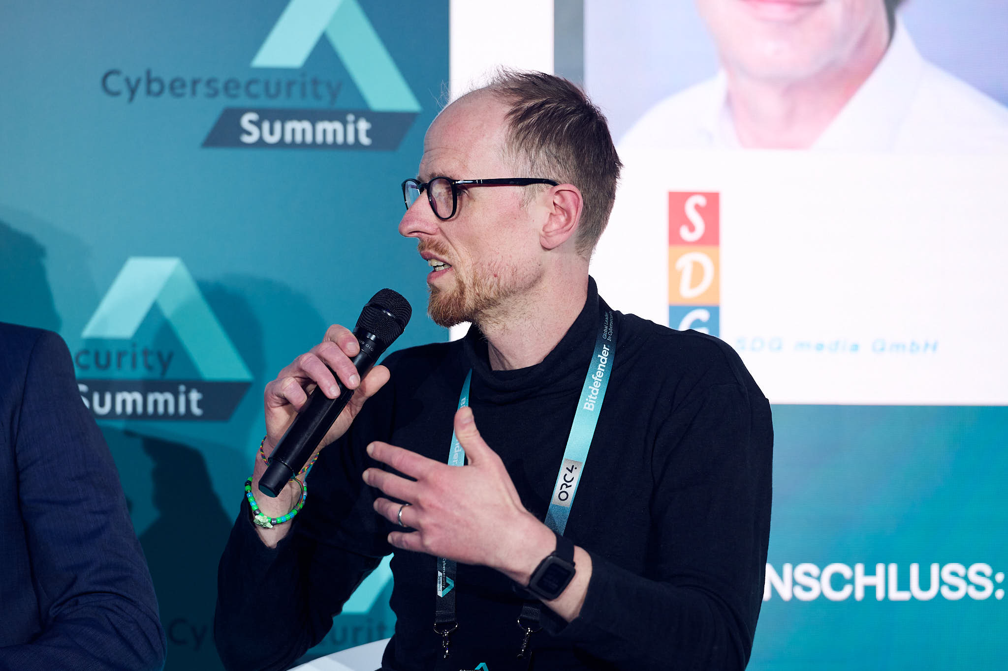 ÜBERWACHUNG ALS STILLE LEHRERIN